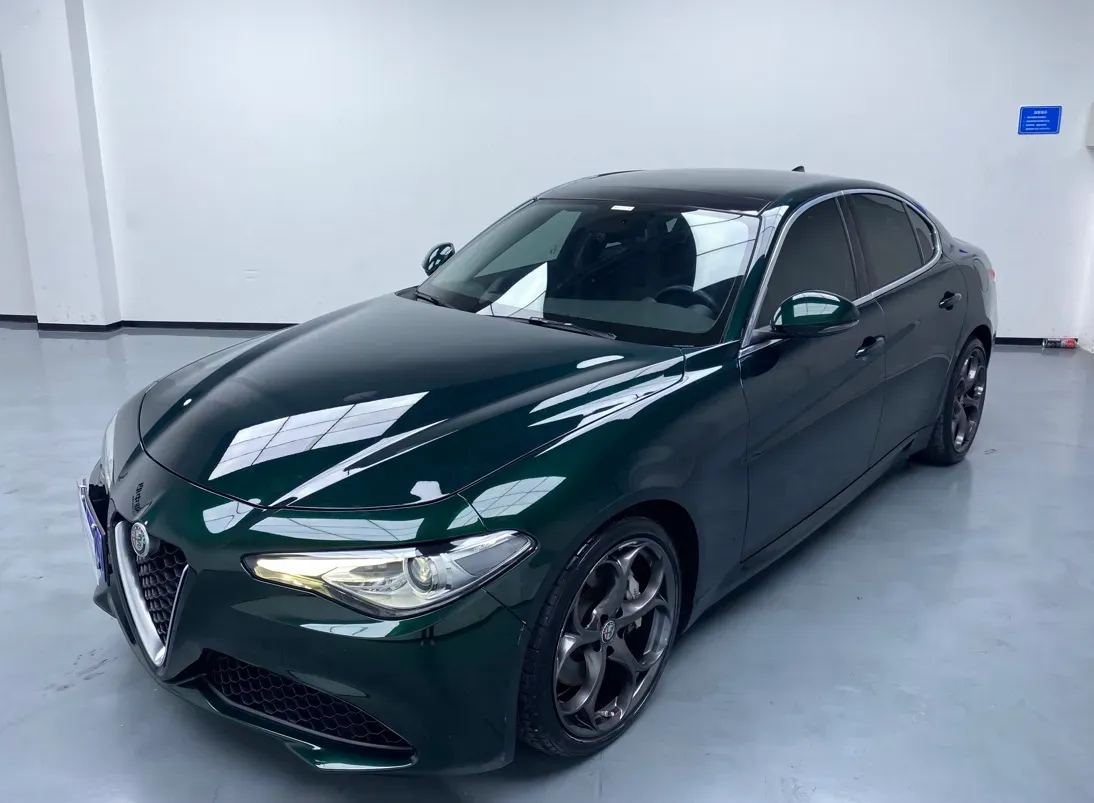 2021 Alfa Romeo Giulia 2.0T 280HP L4 8AT,autocango,china used car exporter,china ev exporter,chinese used car exporter,chinese used ev exporter