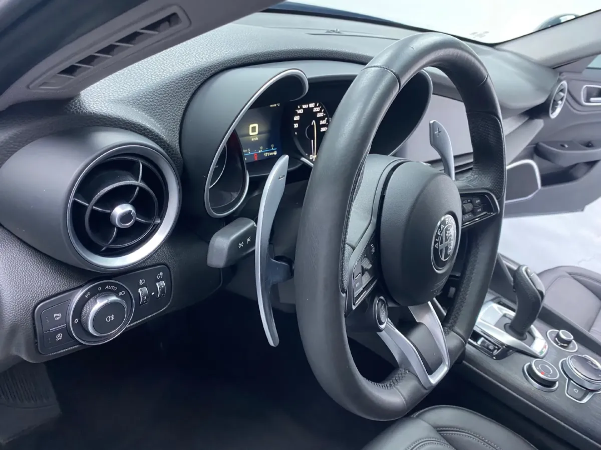 2021 Alfa Romeo Giulia 2.0T 280HP L4 8AT,autocango,china used car exporter,china ev exporter,chinese used car exporter,chinese used ev exporter