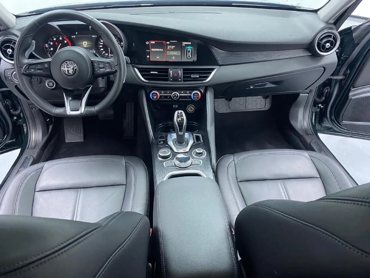 2021 Alfa Romeo Giulia 2.0T 280HP L4 8AT,autocango,china used car exporter,china ev exporter,chinese used car exporter,chinese used ev exporter