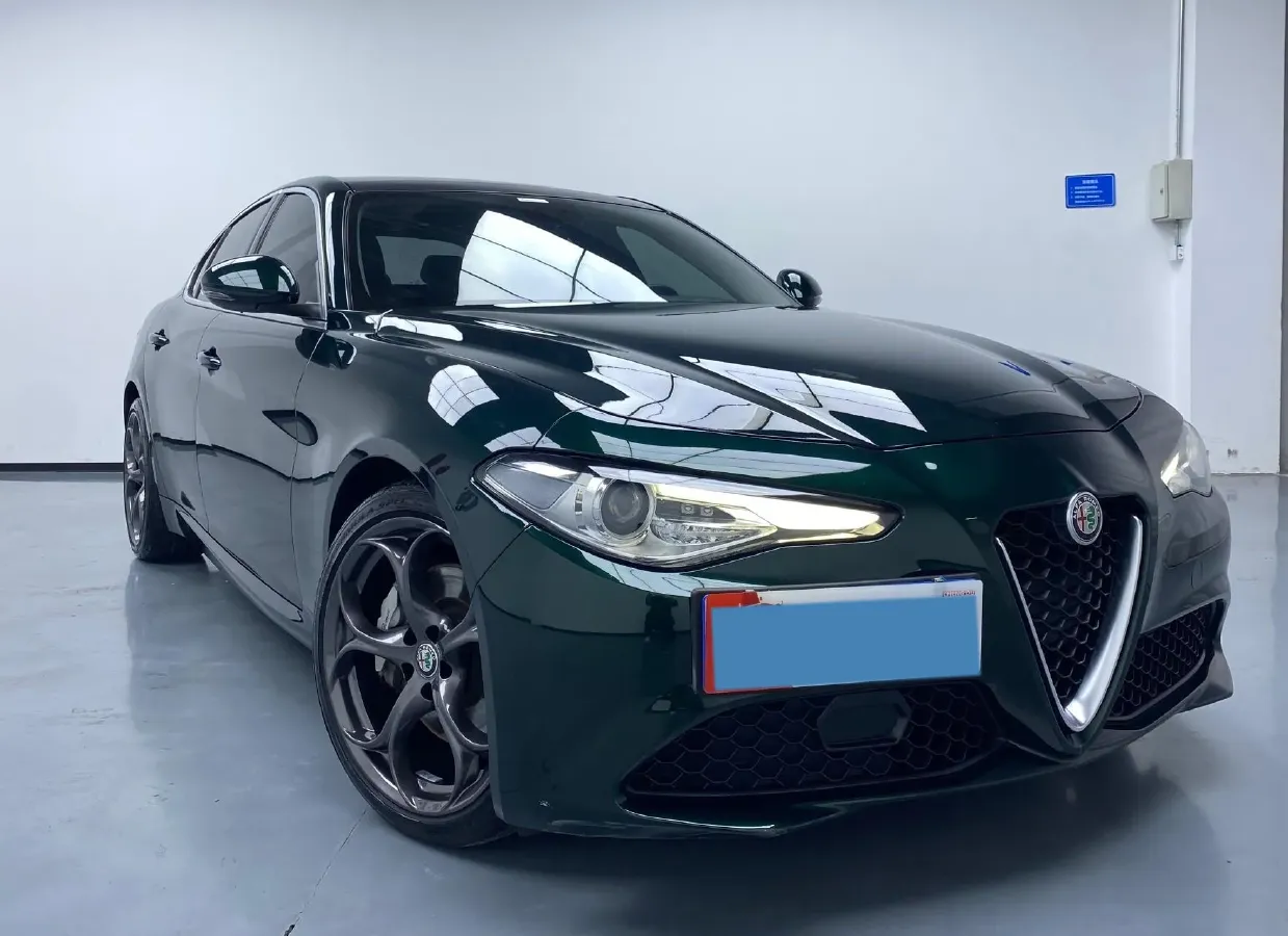 2021 Alfa Romeo Giulia 2.0T 280HP L4 8AT,autocango,china used car exporter,china ev exporter,chinese used car exporter,chinese used ev exporter