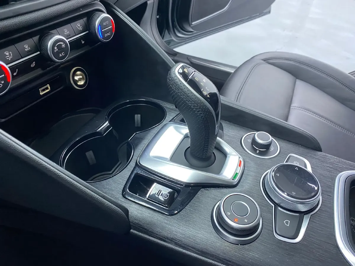 2021 Alfa Romeo Giulia 2.0T 280HP L4 8AT,autocango,china used car exporter,china ev exporter,chinese used car exporter,chinese used ev exporter