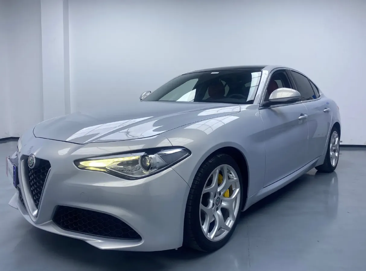 2020 Alfa Romeo Giulia 2.0T 280HP L4 8AT,autocango,china used car exporter,china ev exporter,chinese used car exporter,chinese used ev exporter