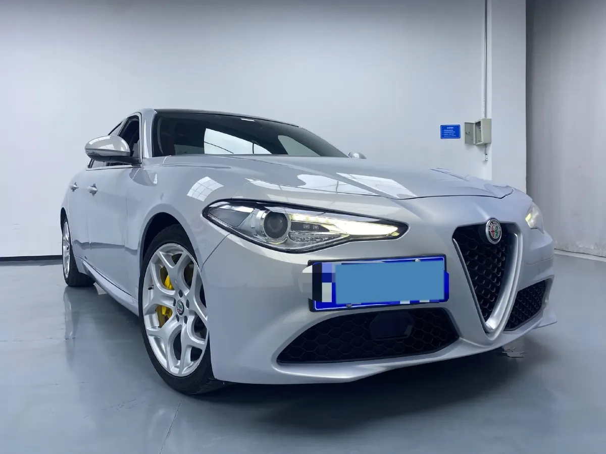 2020 Alfa Romeo Giulia 2.0T 280HP L4 8AT,autocango,china used car exporter,china ev exporter,chinese used car exporter,chinese used ev exporter