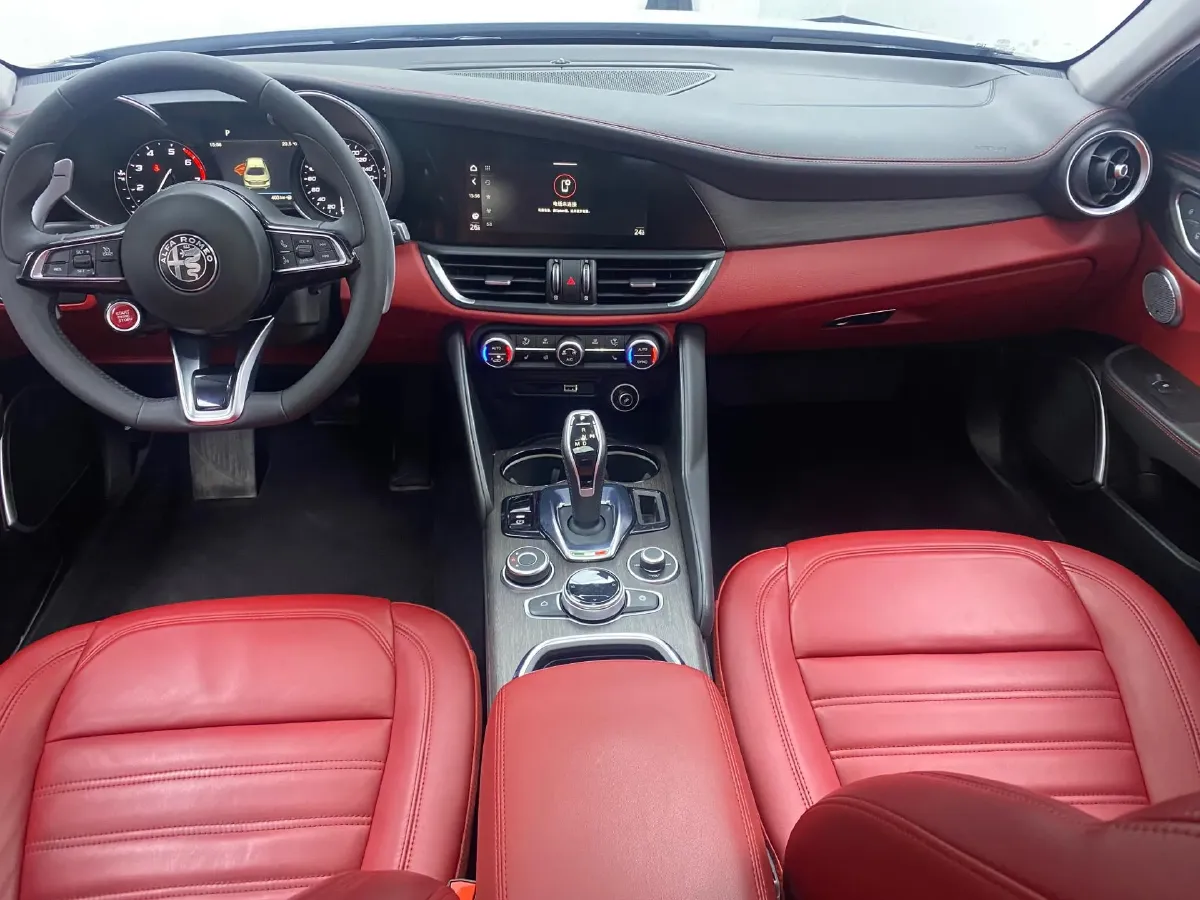 2020 Alfa Romeo Giulia 2.0T 280HP L4 8AT,autocango,china used car exporter,china ev exporter,chinese used car exporter,chinese used ev exporter