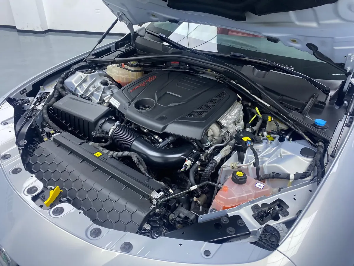 2020 Alfa Romeo Giulia 2.0T 280HP L4 8AT,autocango,china used car exporter,china ev exporter,chinese used car exporter,chinese used ev exporter