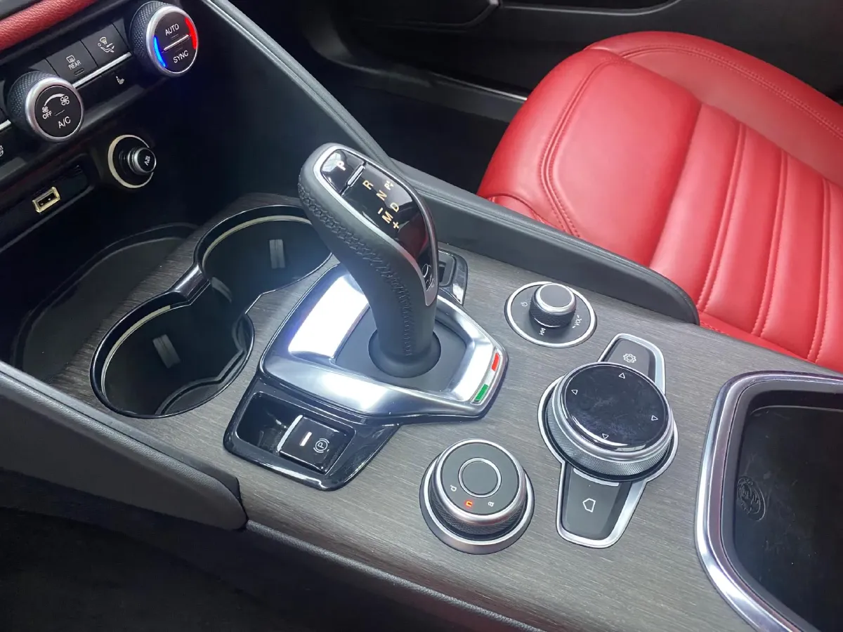 2020 Alfa Romeo Giulia 2.0T 280HP L4 8AT,autocango,china used car exporter,china ev exporter,chinese used car exporter,chinese used ev exporter