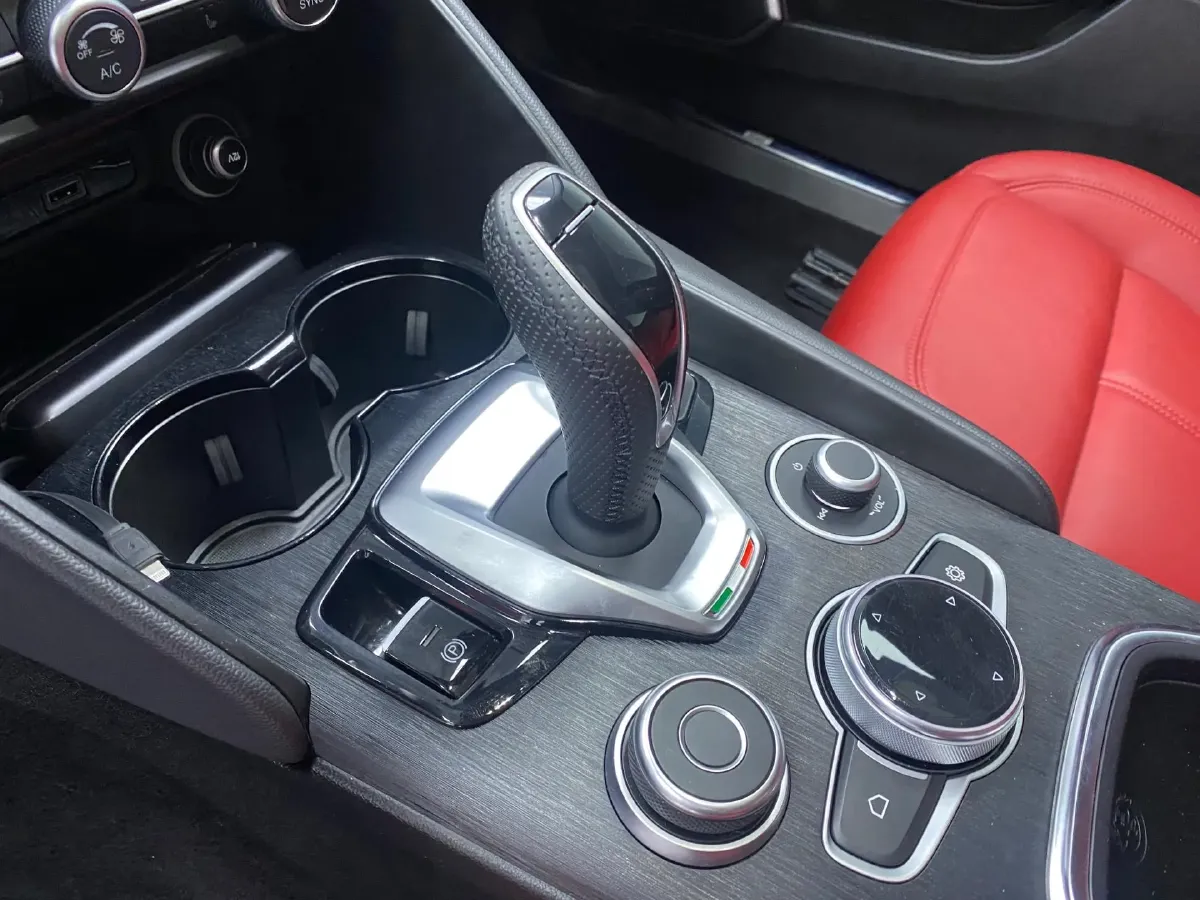 2021 Alfa Romeo Giulia 2.0T 280HP L4 8AT,autocango,china used car exporter,china ev exporter,chinese used car exporter,chinese used ev exporter