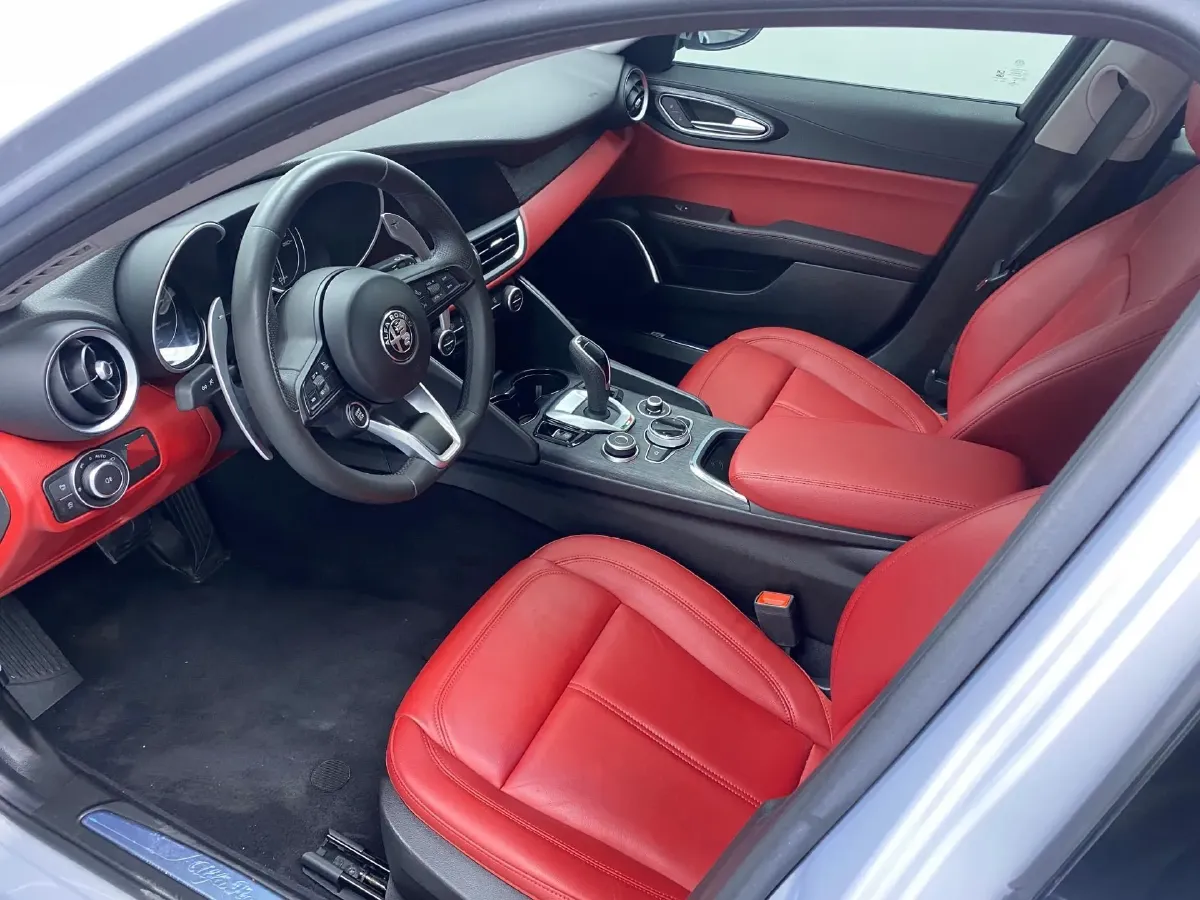 2021 Alfa Romeo Giulia 2.0T 280HP L4 8AT,autocango,china used car exporter,china ev exporter,chinese used car exporter,chinese used ev exporter