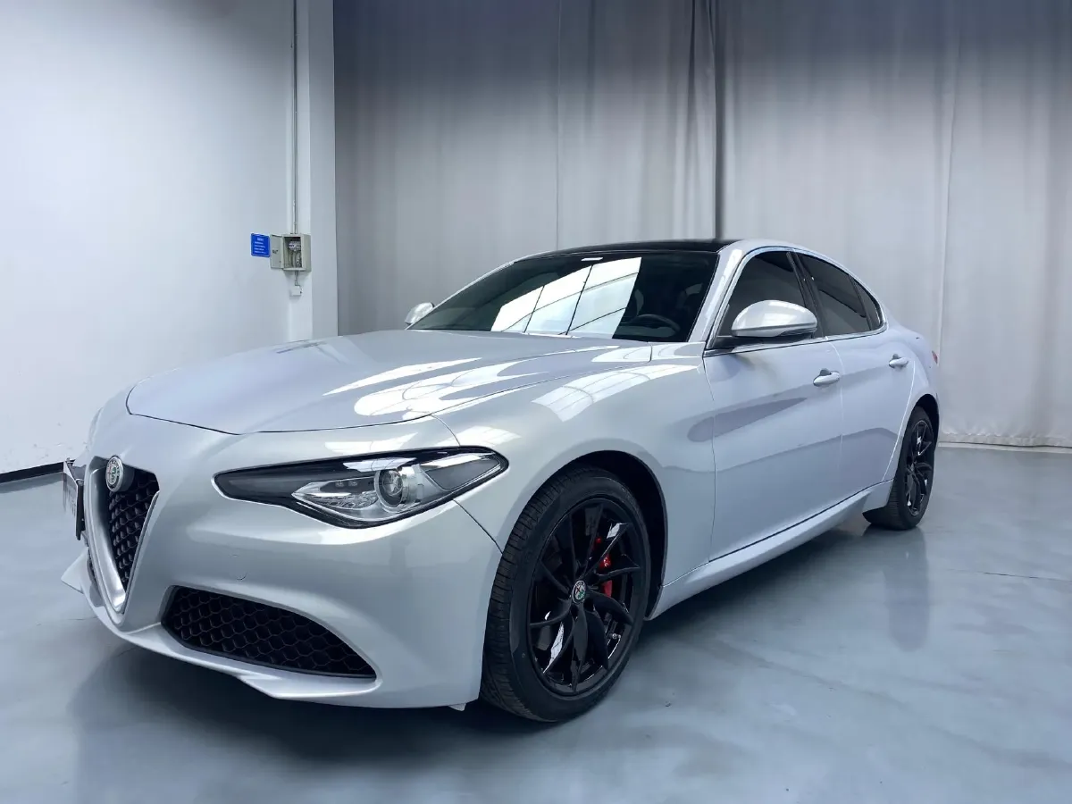 2021 Alfa Romeo Giulia 2.0T 280HP L4 8AT,autocango,china used car exporter,china ev exporter,chinese used car exporter,chinese used ev exporter
