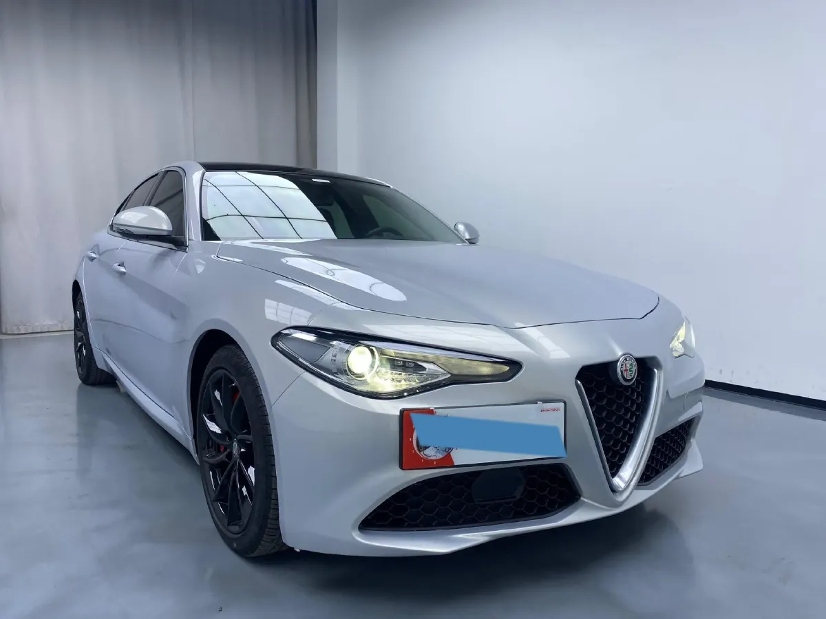 2021 Alfa Romeo Giulia 2.0T 280HP L4 8AT,autocango,china used car exporter,china ev exporter,chinese used car exporter,chinese used ev exporter