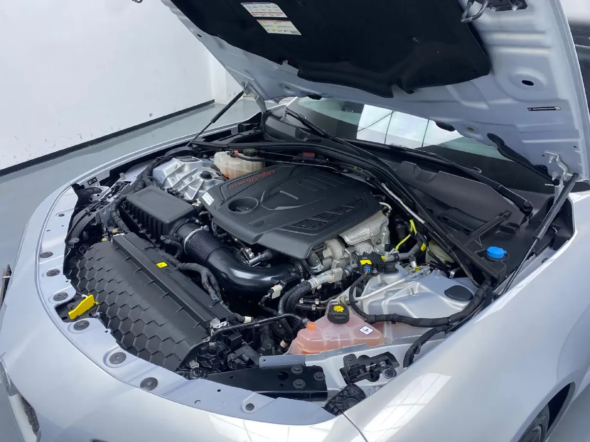 2021 Alfa Romeo Giulia 2.0T 280HP L4 8AT,autocango,china used car exporter,china ev exporter,chinese used car exporter,chinese used ev exporter