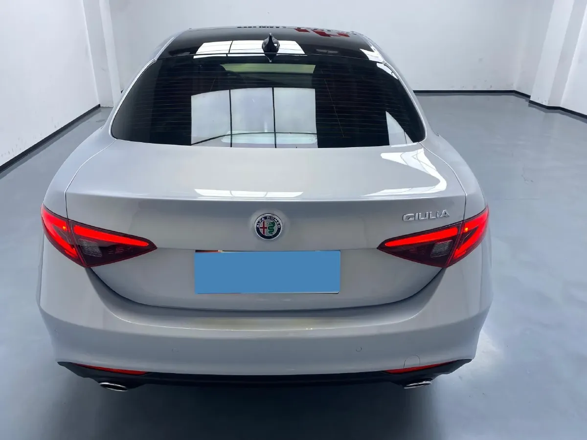 2021 Alfa Romeo Giulia 2.0T 280HP L4 8AT,autocango,china used car exporter,china ev exporter,chinese used car exporter,chinese used ev exporter