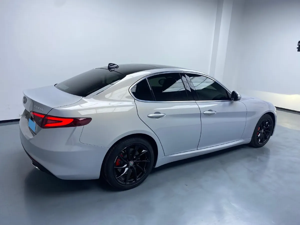 2021 Alfa Romeo Giulia 2.0T 280HP L4 8AT,autocango,china used car exporter,china ev exporter,chinese used car exporter,chinese used ev exporter
