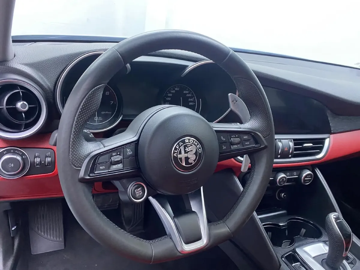 2021 Alfa Romeo Giulia 2.0T 280HP L4 8AT,autocango,china used car exporter,china ev exporter,chinese used car exporter,chinese used ev exporter
