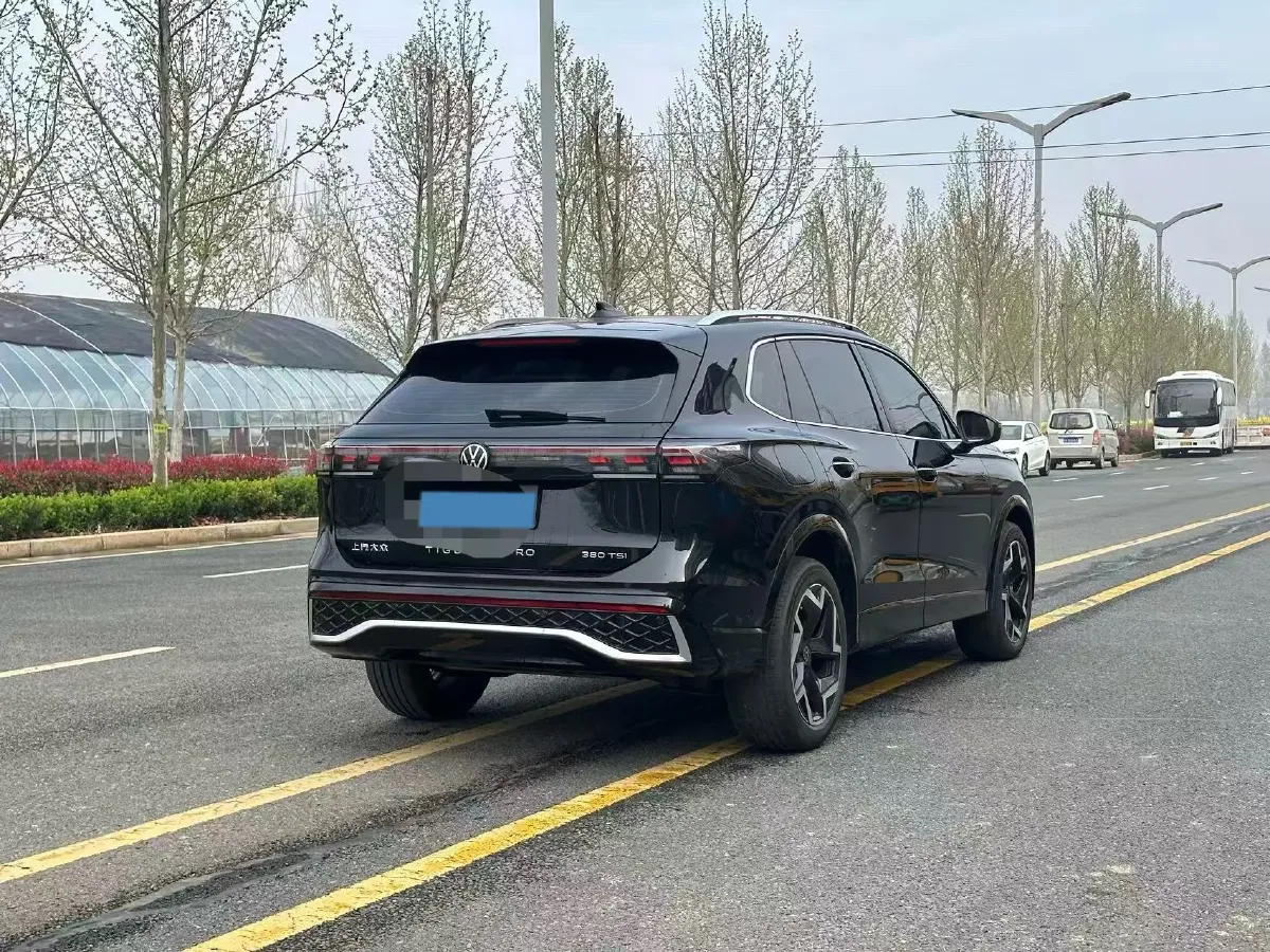 2026 Volkswagen Tiguan L 2.0T 220HP L4 7DCT,autocango,china used car exporter,china ev exporter,chinese used car exporter,chinese used ev exporter