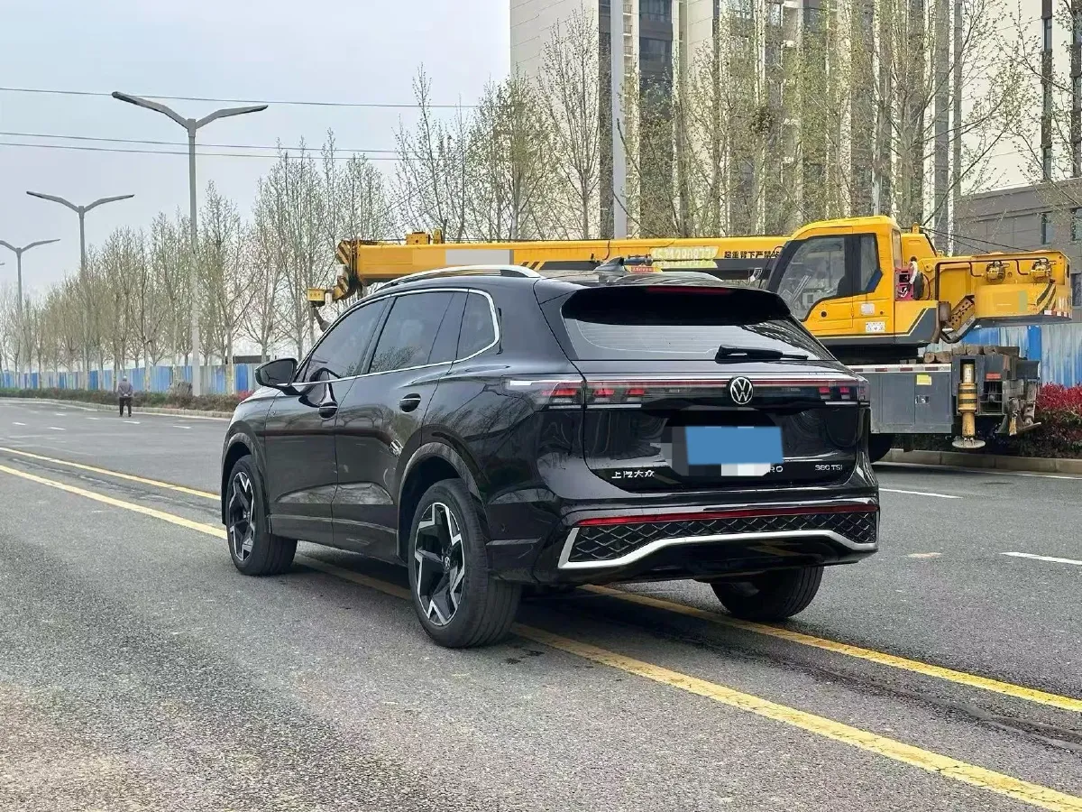 2026 Volkswagen Tiguan L 2.0T 220HP L4 7DCT,autocango,china used car exporter,china ev exporter,chinese used car exporter,chinese used ev exporter