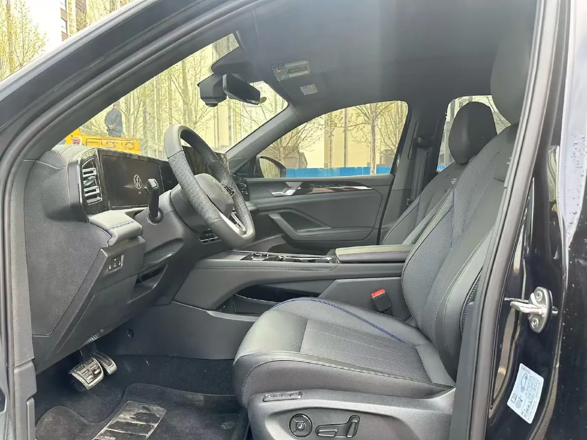 2026 Volkswagen Tiguan L 2.0T 220HP L4 7DCT,autocango,china used car exporter,china ev exporter,chinese used car exporter,chinese used ev exporter