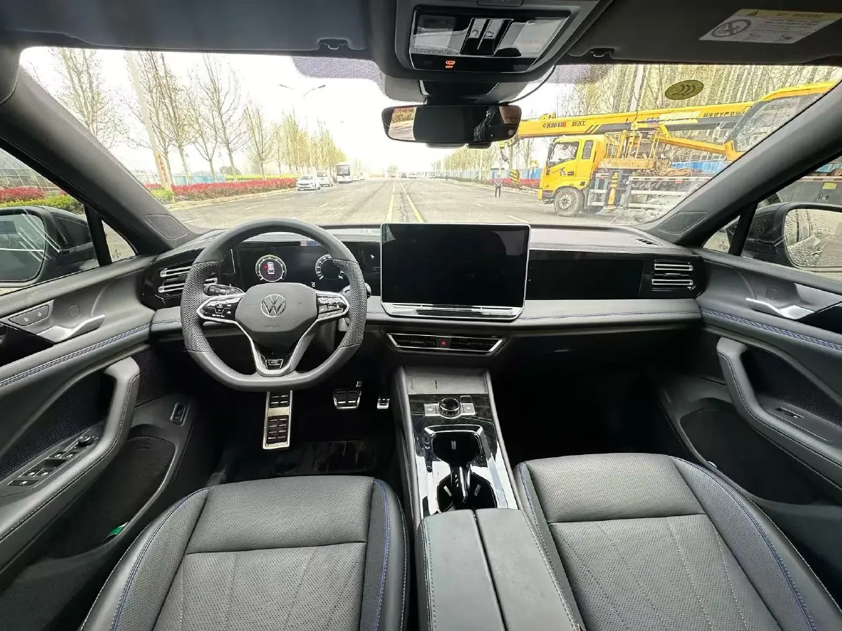 2026 Volkswagen Tiguan L 2.0T 220HP L4 7DCT,autocango,china used car exporter,china ev exporter,chinese used car exporter,chinese used ev exporter