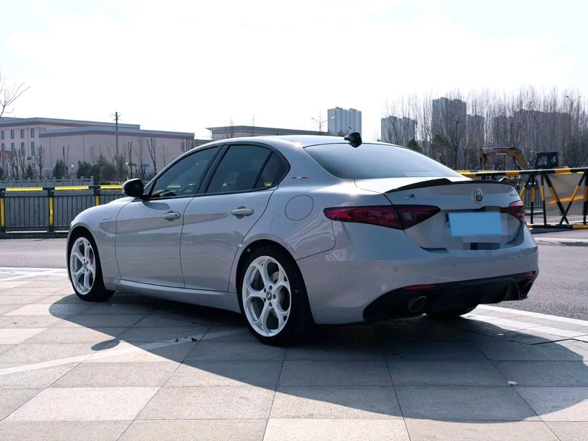 2021 Alfa Romeo Giulia 2.0T 280HP L4 8AT,autocango,china used car exporter,china ev exporter,chinese used car exporter,chinese used ev exporter