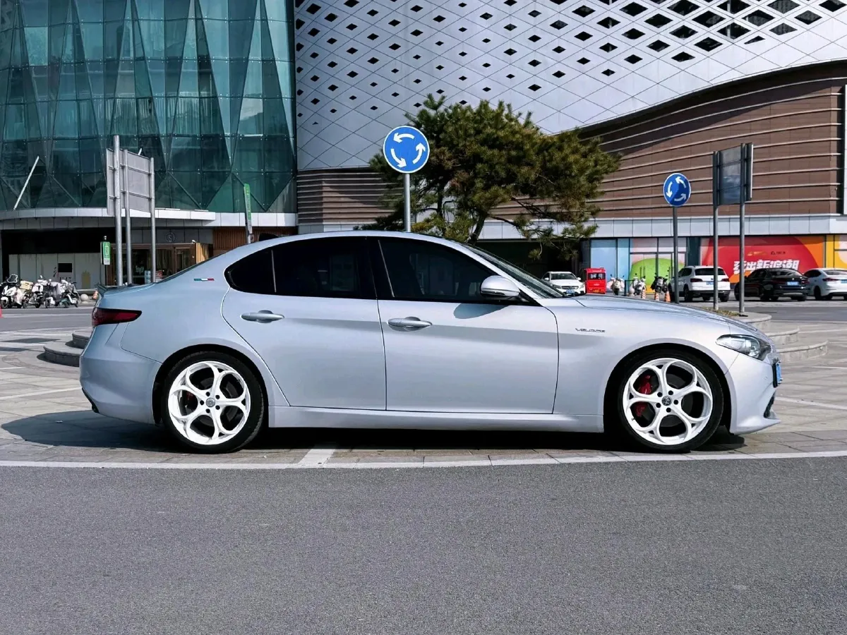 2021 Alfa Romeo Giulia 2.0T 280HP L4 8AT,autocango,china used car exporter,china ev exporter,chinese used car exporter,chinese used ev exporter