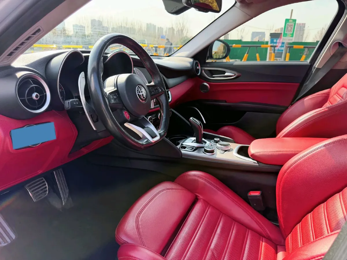 2021 Alfa Romeo Giulia 2.0T 280HP L4 8AT,autocango,china used car exporter,china ev exporter,chinese used car exporter,chinese used ev exporter