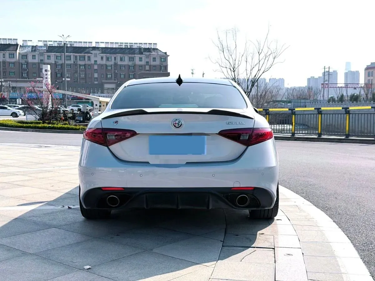 2021 Alfa Romeo Giulia 2.0T 280HP L4 8AT,autocango,china used car exporter,china ev exporter,chinese used car exporter,chinese used ev exporter