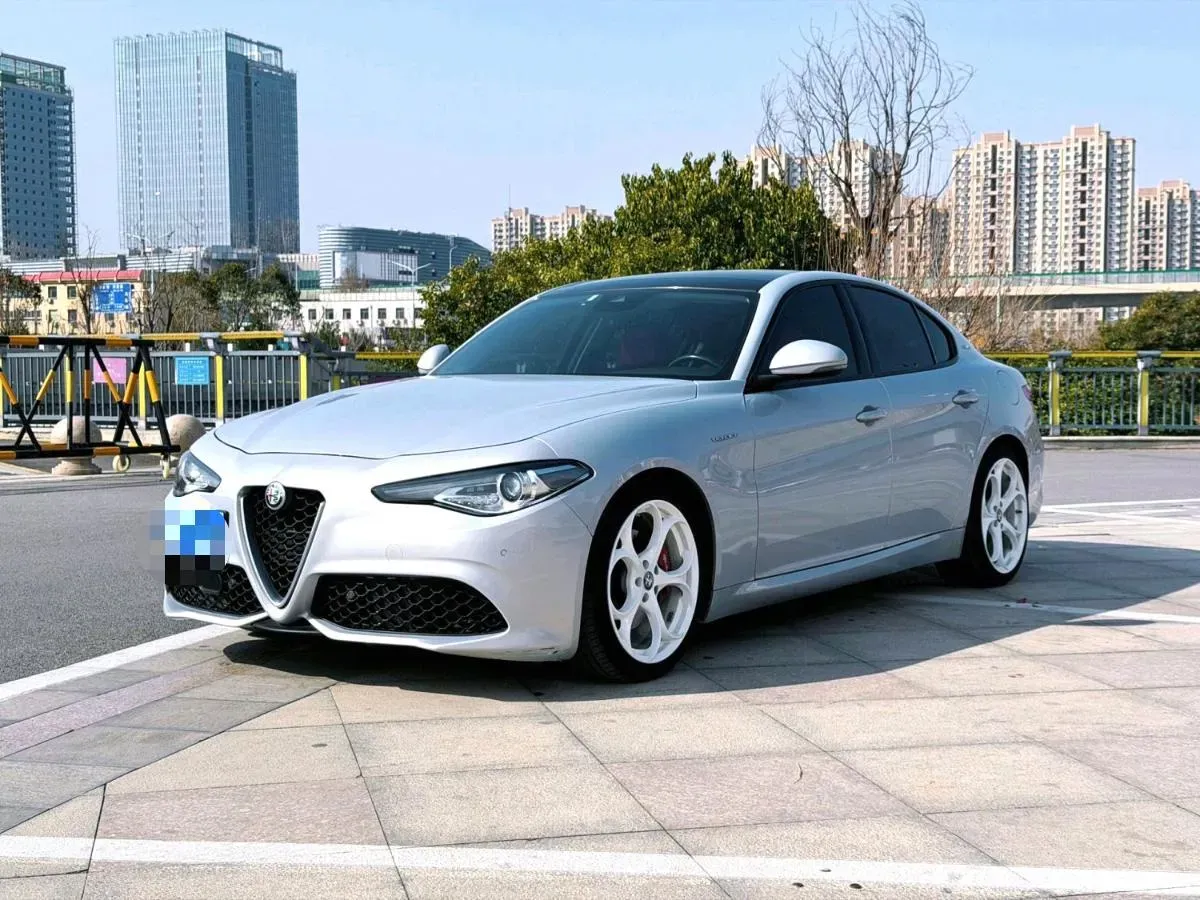 2021 Alfa Romeo Giulia 2.0T 280HP L4 8AT,autocango,china used car exporter,china ev exporter,chinese used car exporter,chinese used ev exporter
