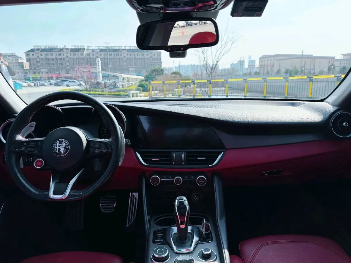 2021 Alfa Romeo Giulia 2.0T 280HP L4 8AT,autocango,china used car exporter,china ev exporter,chinese used car exporter,chinese used ev exporter