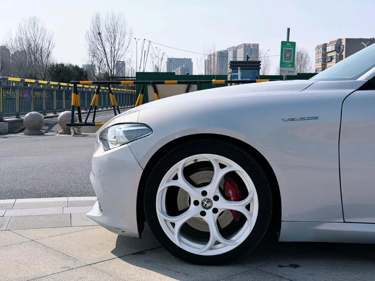 2021 Alfa Romeo Giulia 2.0T 280HP L4 8AT,autocango,china used car exporter,china ev exporter,chinese used car exporter,chinese used ev exporter