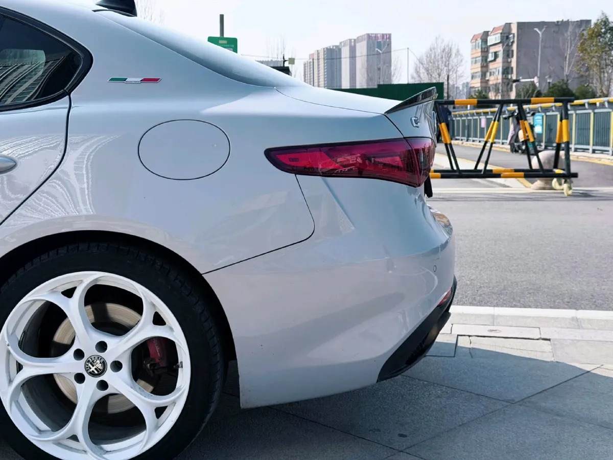 2021 Alfa Romeo Giulia 2.0T 280HP L4 8AT,autocango,china used car exporter,china ev exporter,chinese used car exporter,chinese used ev exporter
