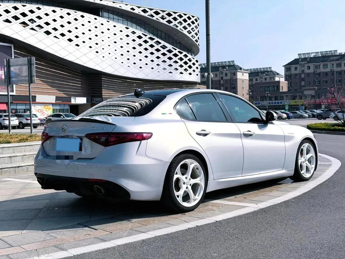 2021 Alfa Romeo Giulia 2.0T 280HP L4 8AT,autocango,china used car exporter,china ev exporter,chinese used car exporter,chinese used ev exporter