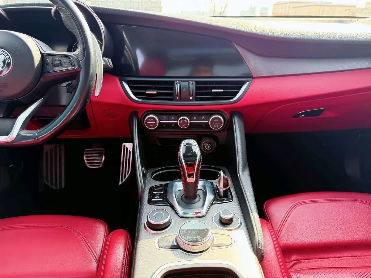 2021 Alfa Romeo Giulia 2.0T 280HP L4 8AT,autocango,china used car exporter,china ev exporter,chinese used car exporter,chinese used ev exporter