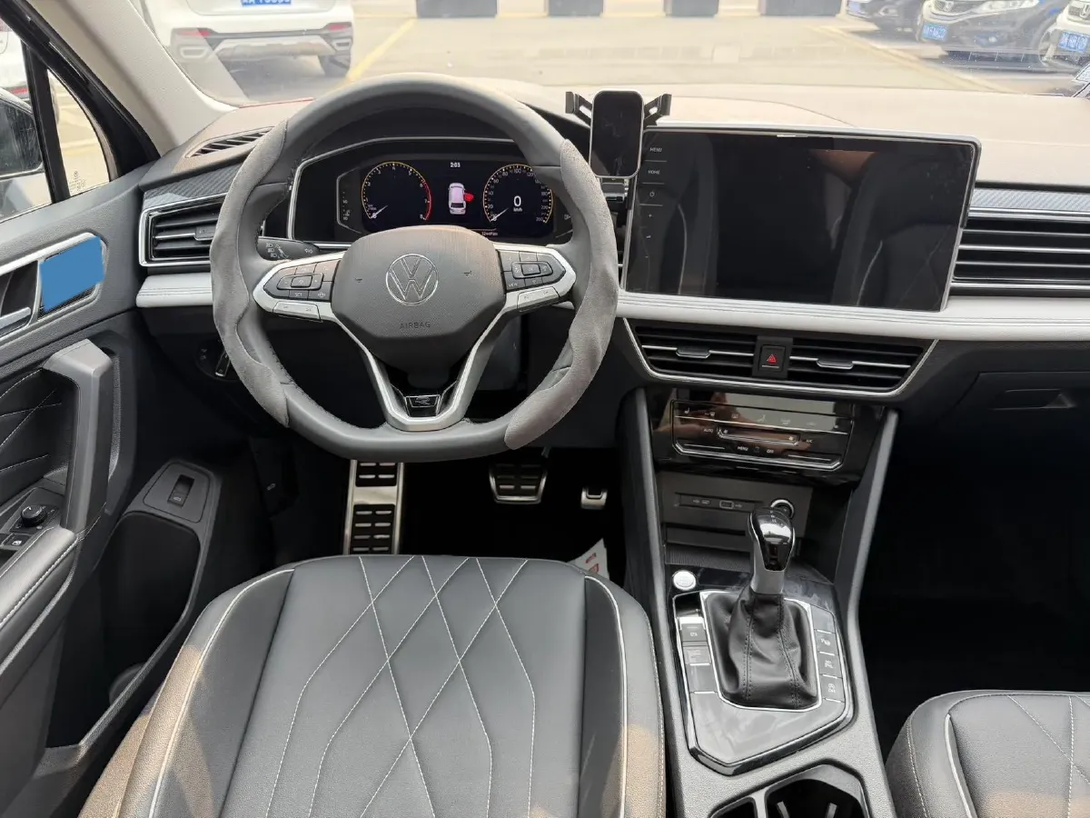 2024 Volkswagen Tiguan L 2.0T 186HP L4 7DCT,autocango,china used car exporter,china ev exporter,chinese used car exporter,chinese used ev exporter