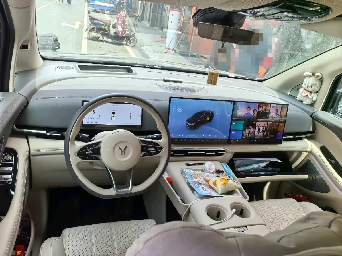 2025 Voyah Dream 1.5T 150HP L4 PHEV 41.7KWH,autocango,china used car exporter,china ev exporter,chinese used car exporter,chinese used ev exporter