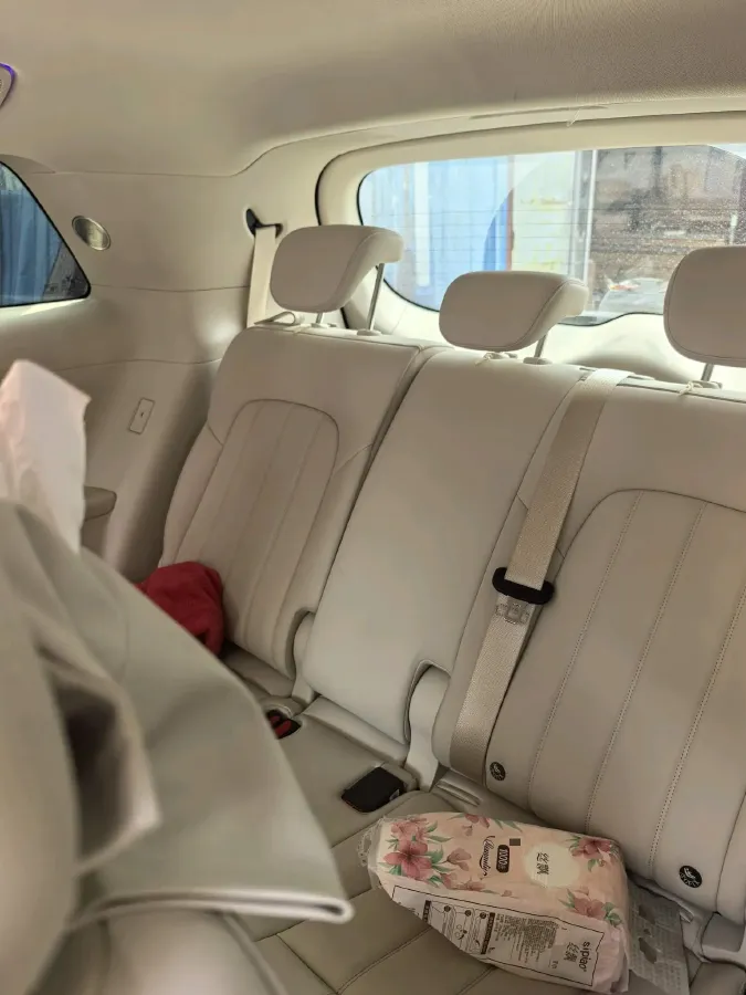 2025 Voyah Dream 1.5T 150HP L4 PHEV 41.7KWH,autocango,china used car exporter,china ev exporter,chinese used car exporter,chinese used ev exporter