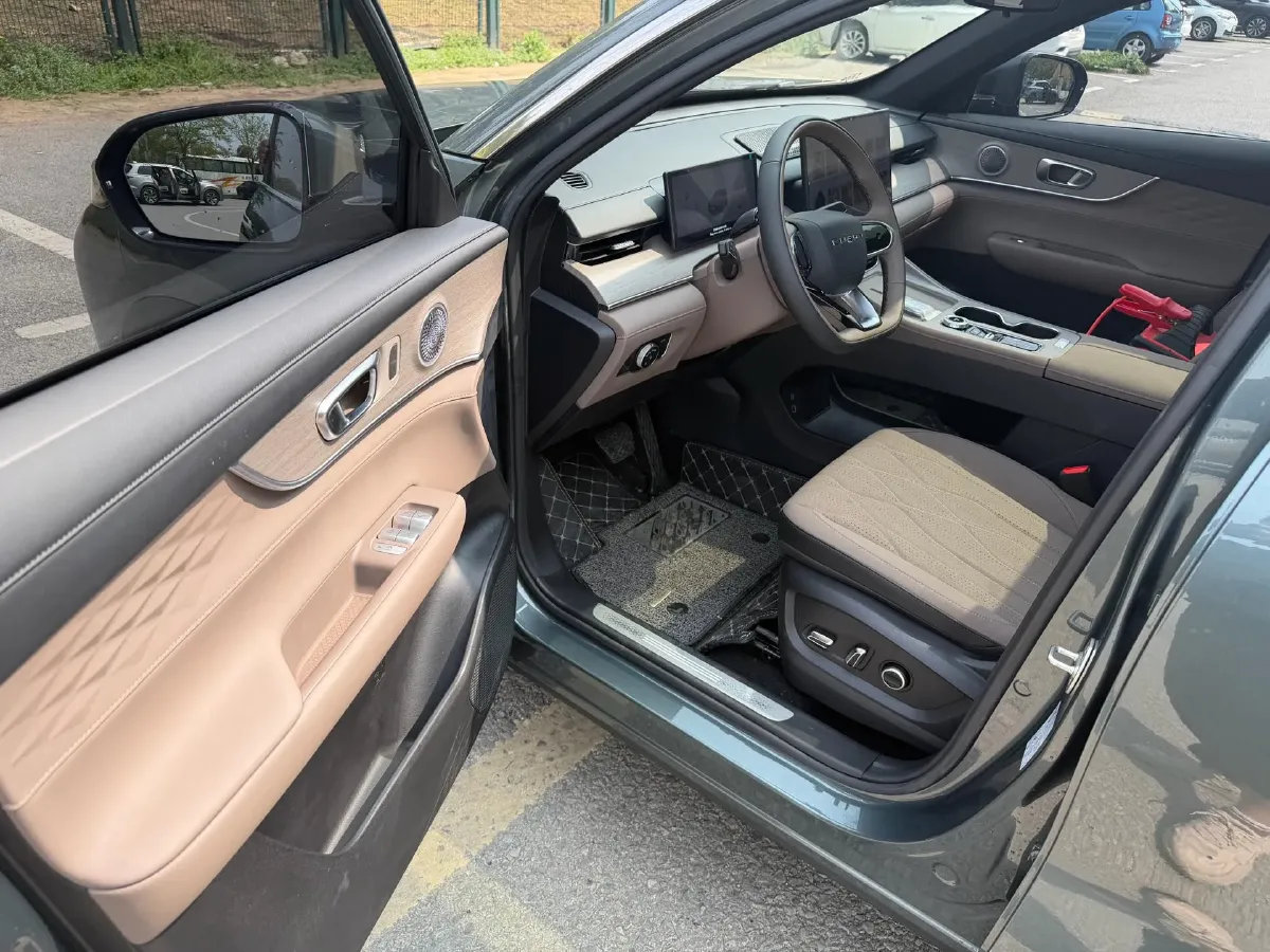 2025 Chery Tiggo 8 Plus 1.6T 197HP L4 7DCT,autocango,china used car exporter,china ev exporter,chinese used car exporter,chinese used ev exporter