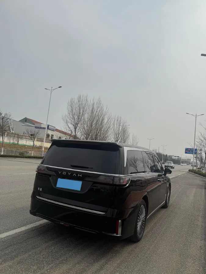 2025 Voyah Dream 1.5T 150HP L4 PHEV 41.7KWH,autocango,china used car exporter,china ev exporter,chinese used car exporter,chinese used ev exporter