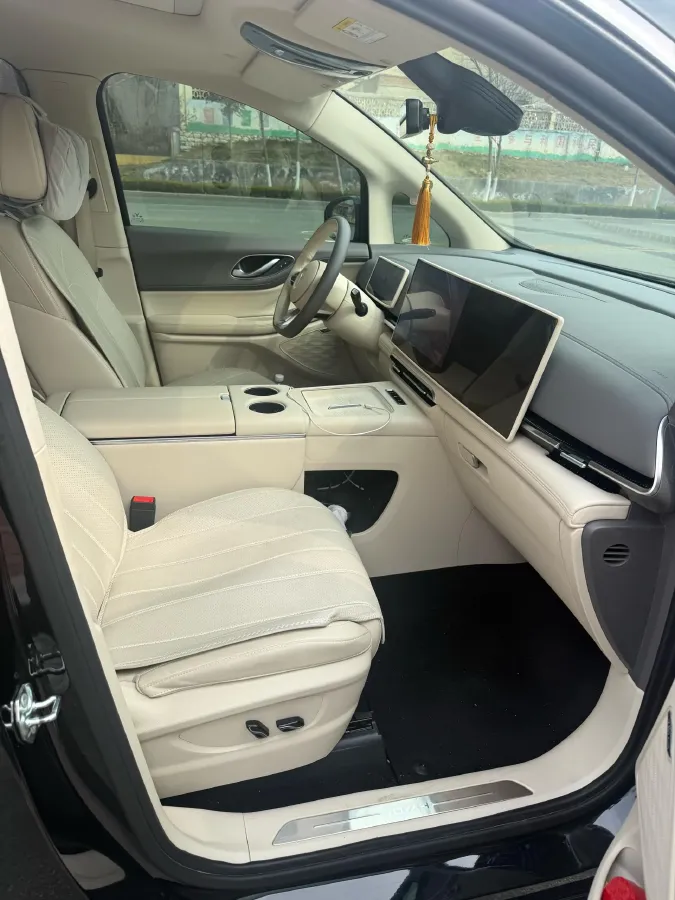 2025 Voyah Dream 1.5T 150HP L4 PHEV 41.7KWH,autocango,china used car exporter,china ev exporter,chinese used car exporter,chinese used ev exporter