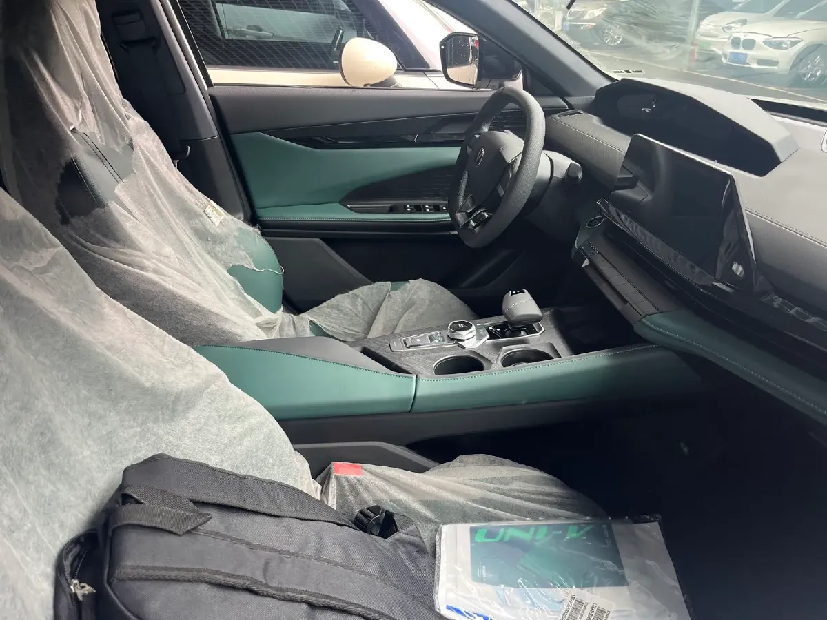 2024 ChangAn UNI-V iDD 1.5L 110HP L4 E-CVT PHEV 18.99KWH,autocango,china used car exporter,china ev exporter,chinese used car exporter,chinese used ev exporter