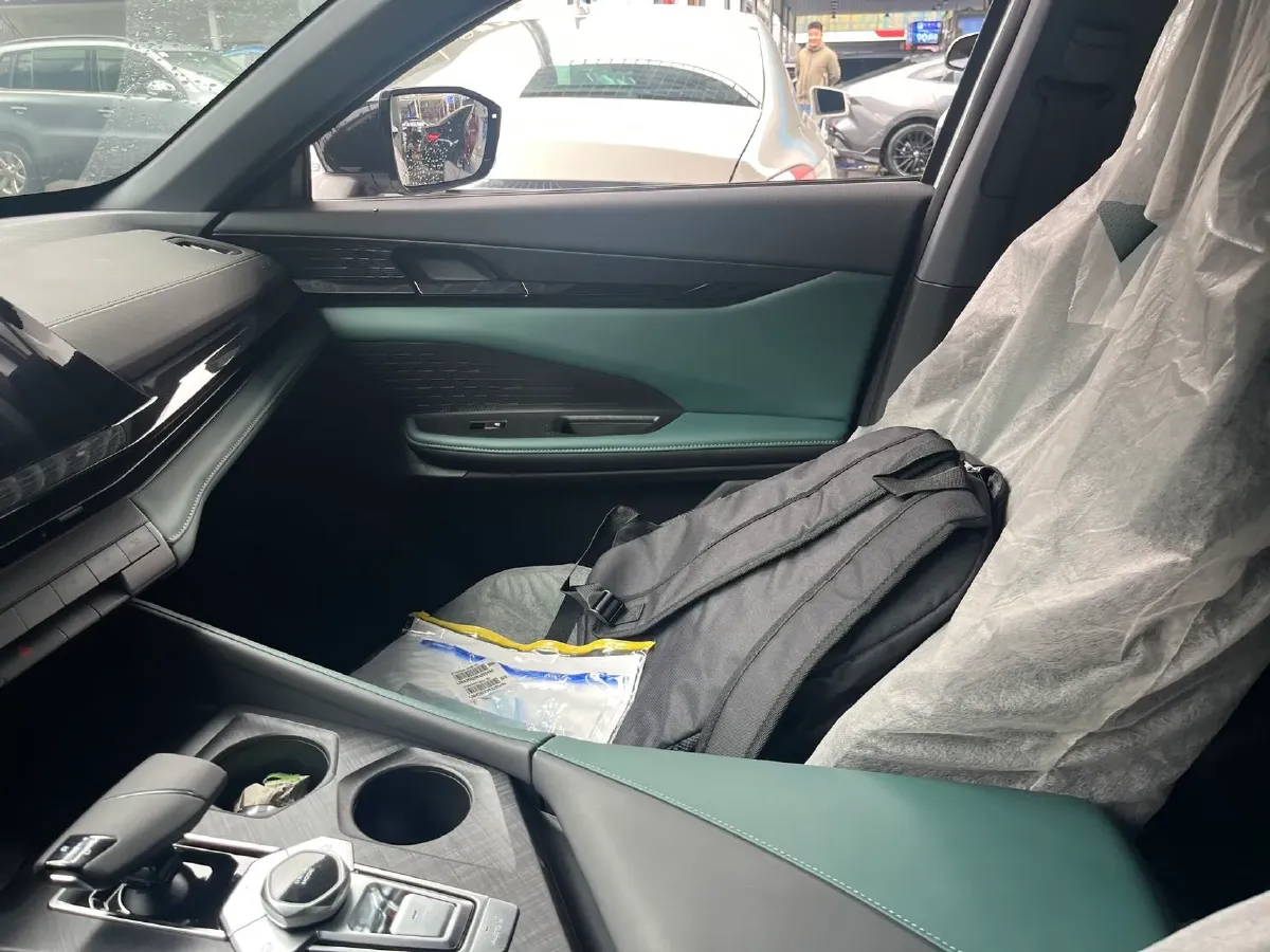 2024 ChangAn UNI-V iDD 1.5L 110HP L4 E-CVT PHEV 18.99KWH,autocango,china used car exporter,china ev exporter,chinese used car exporter,chinese used ev exporter