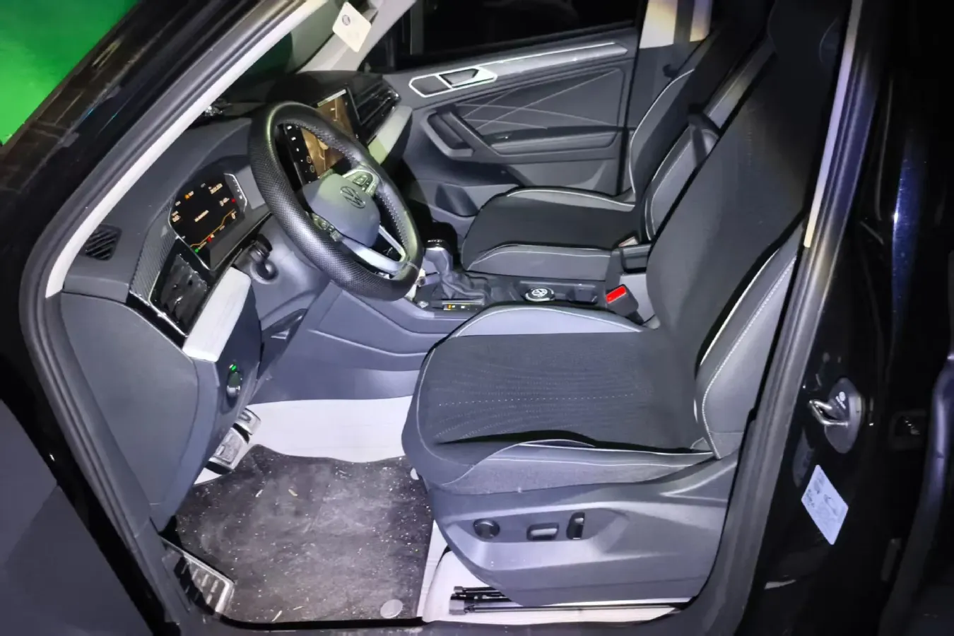 2025 Volkswagen Tiguan L 2.0T 186HP L4 7DCT,autocango,china used car exporter,china ev exporter,chinese used car exporter,chinese used ev exporter