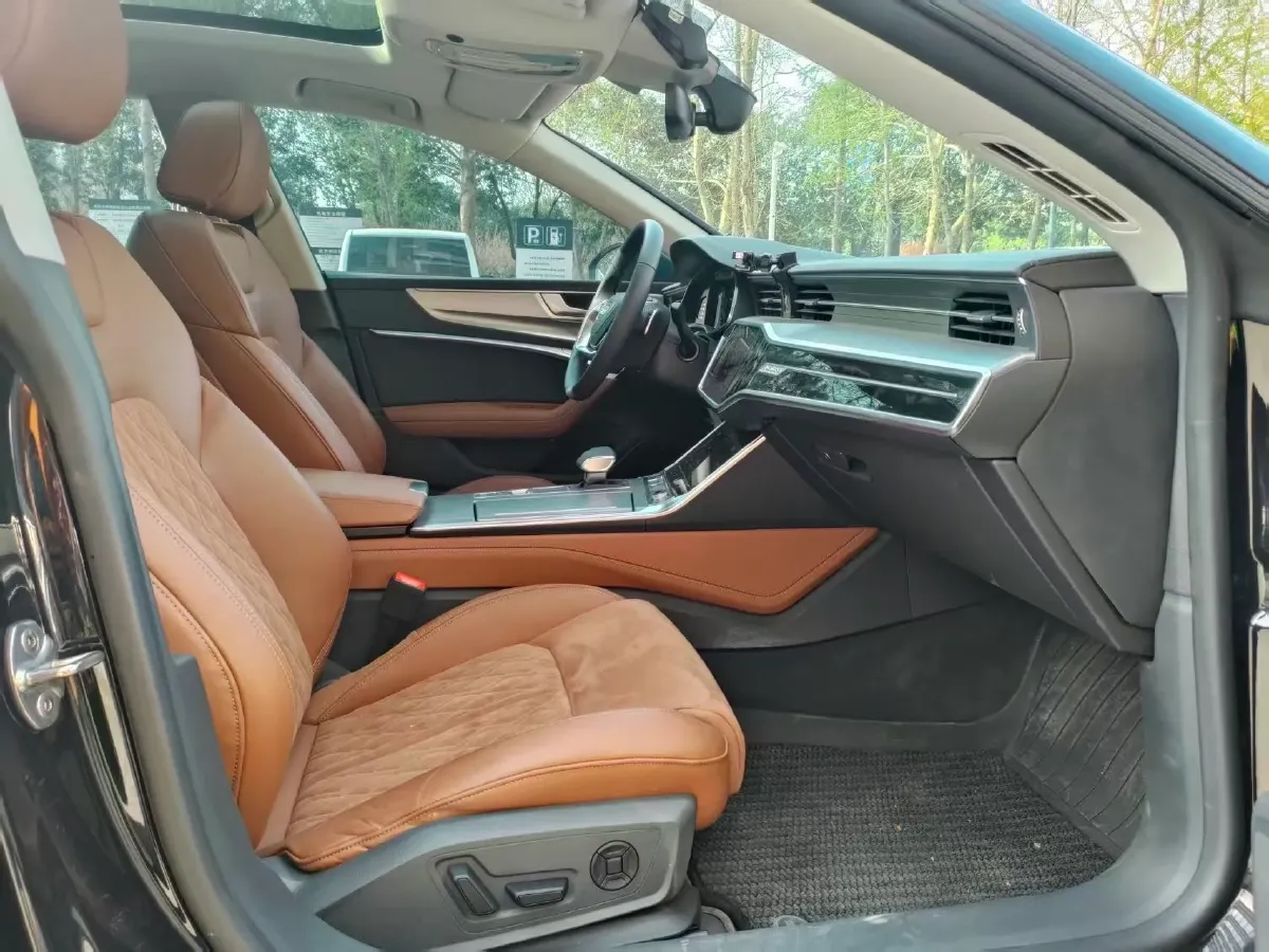 2025 Audi A7L 2.0T 245HP L4 7DCT,autocango,china used car exporter,china ev exporter,chinese used car exporter,chinese used ev exporter