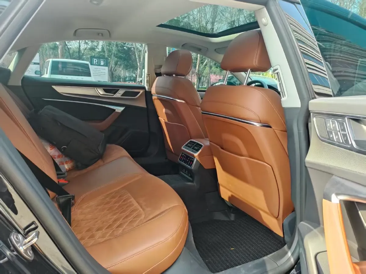 2025 Audi A7L 2.0T 245HP L4 7DCT,autocango,china used car exporter,china ev exporter,chinese used car exporter,chinese used ev exporter