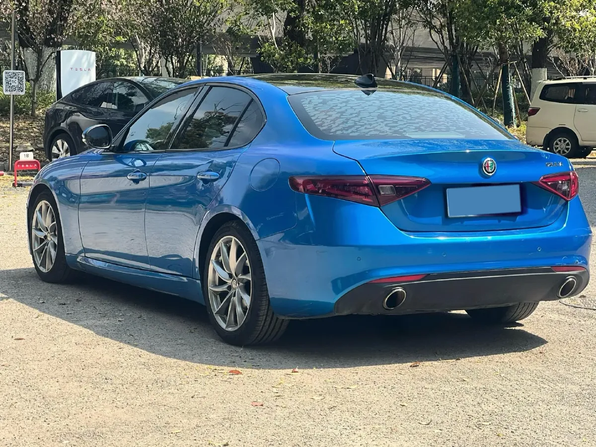 2017 Alfa Romeo Giulia 2.0T 200HP L4 8AT,autocango,china used car exporter,china ev exporter,chinese used car exporter,chinese used ev exporter