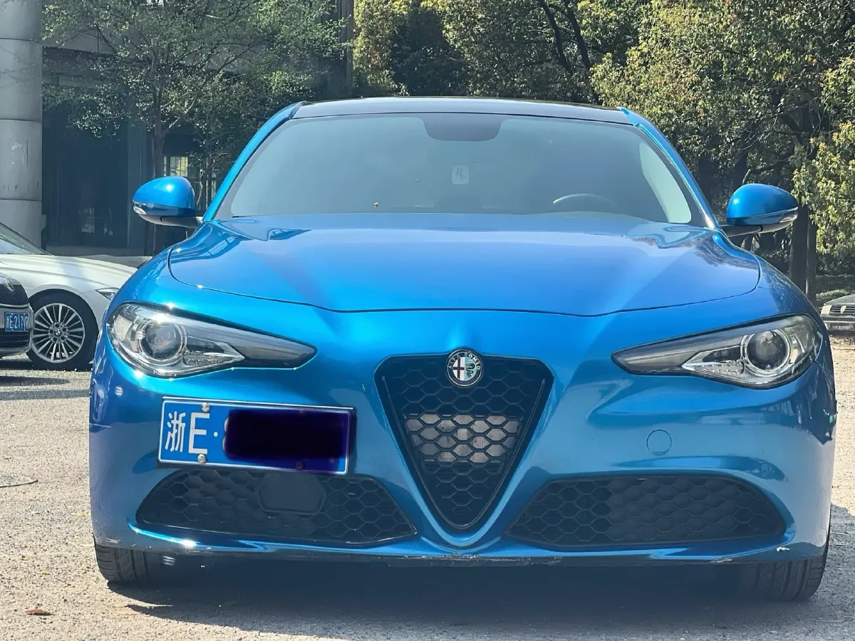 2017 Alfa Romeo Giulia 2.0T 200HP L4 8AT,autocango,china used car exporter,china ev exporter,chinese used car exporter,chinese used ev exporter