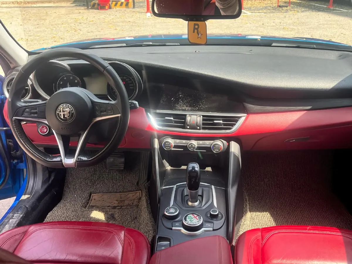 2017 Alfa Romeo Giulia 2.0T 200HP L4 8AT,autocango,china used car exporter,china ev exporter,chinese used car exporter,chinese used ev exporter