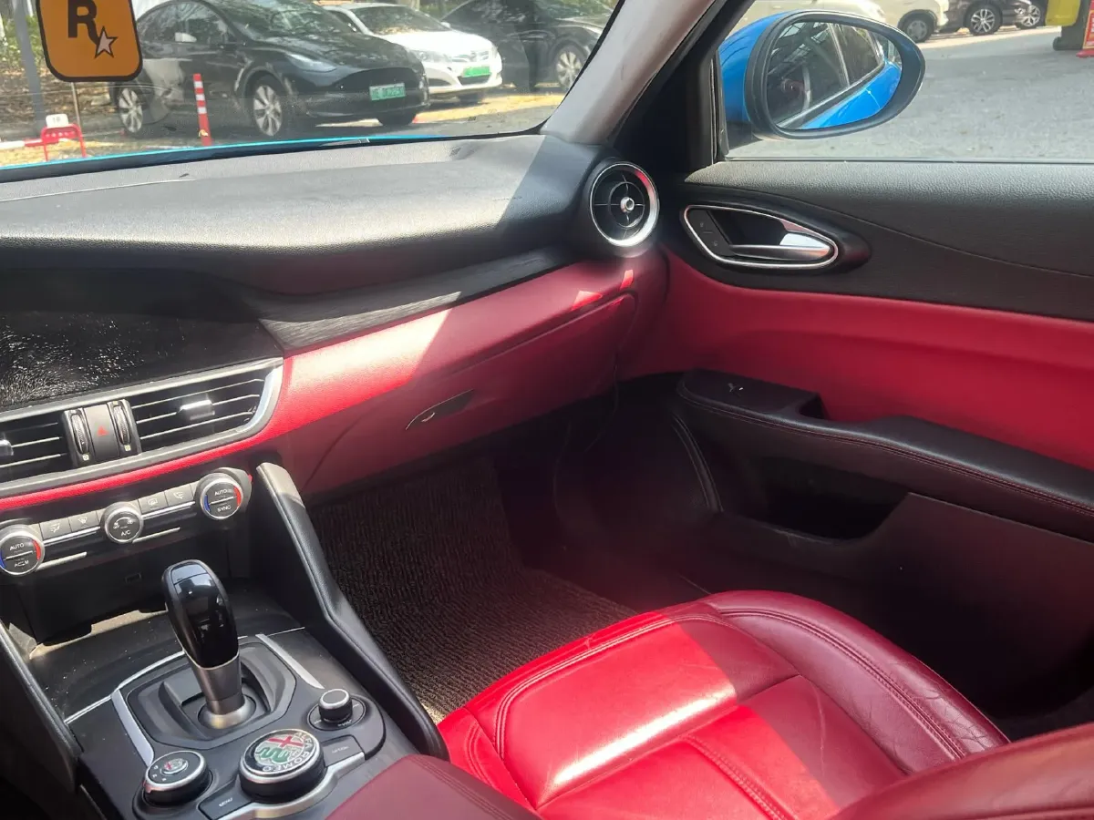 2017 Alfa Romeo Giulia 2.0T 200HP L4 8AT,autocango,china used car exporter,china ev exporter,chinese used car exporter,chinese used ev exporter