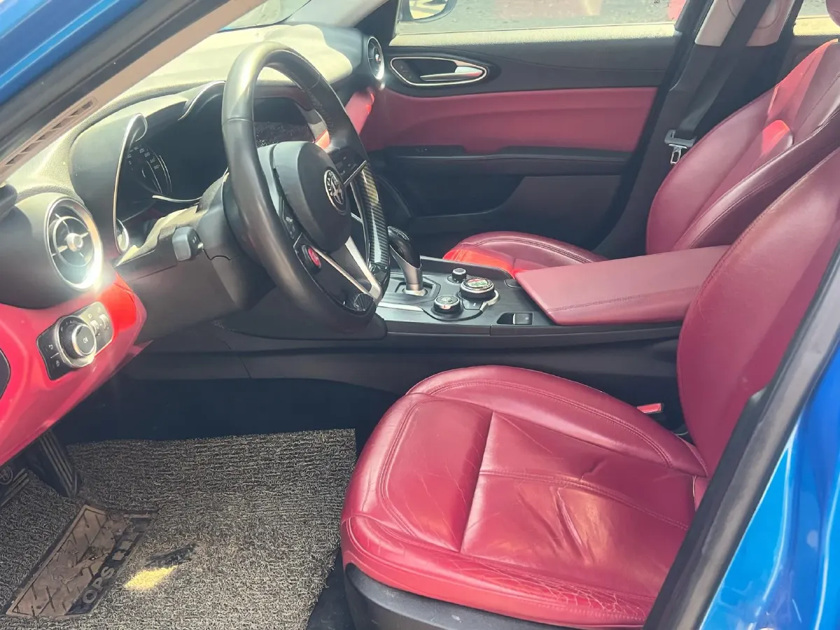 2017 Alfa Romeo Giulia 2.0T 200HP L4 8AT,autocango,china used car exporter,china ev exporter,chinese used car exporter,chinese used ev exporter