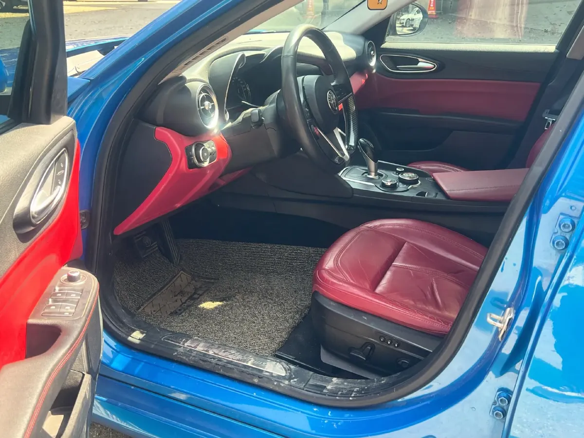 2017 Alfa Romeo Giulia 2.0T 200HP L4 8AT,autocango,china used car exporter,china ev exporter,chinese used car exporter,chinese used ev exporter