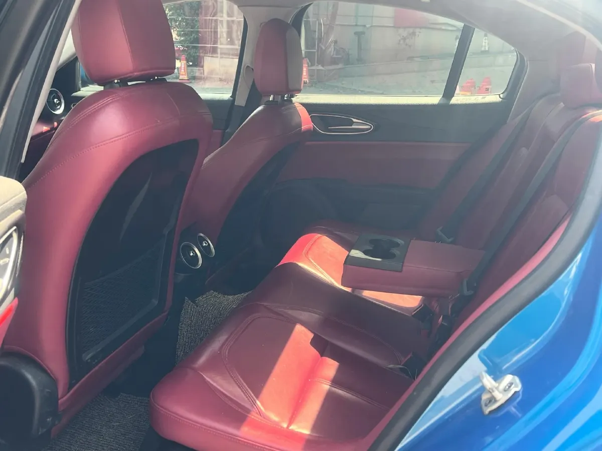 2017 Alfa Romeo Giulia 2.0T 200HP L4 8AT,autocango,china used car exporter,china ev exporter,chinese used car exporter,chinese used ev exporter